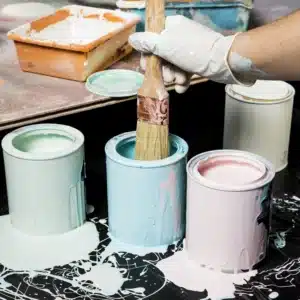 artiste utilisant peinture partir canettes